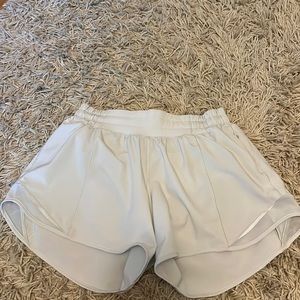 Lululemon shorts, never worn. Love the color!! 4”
